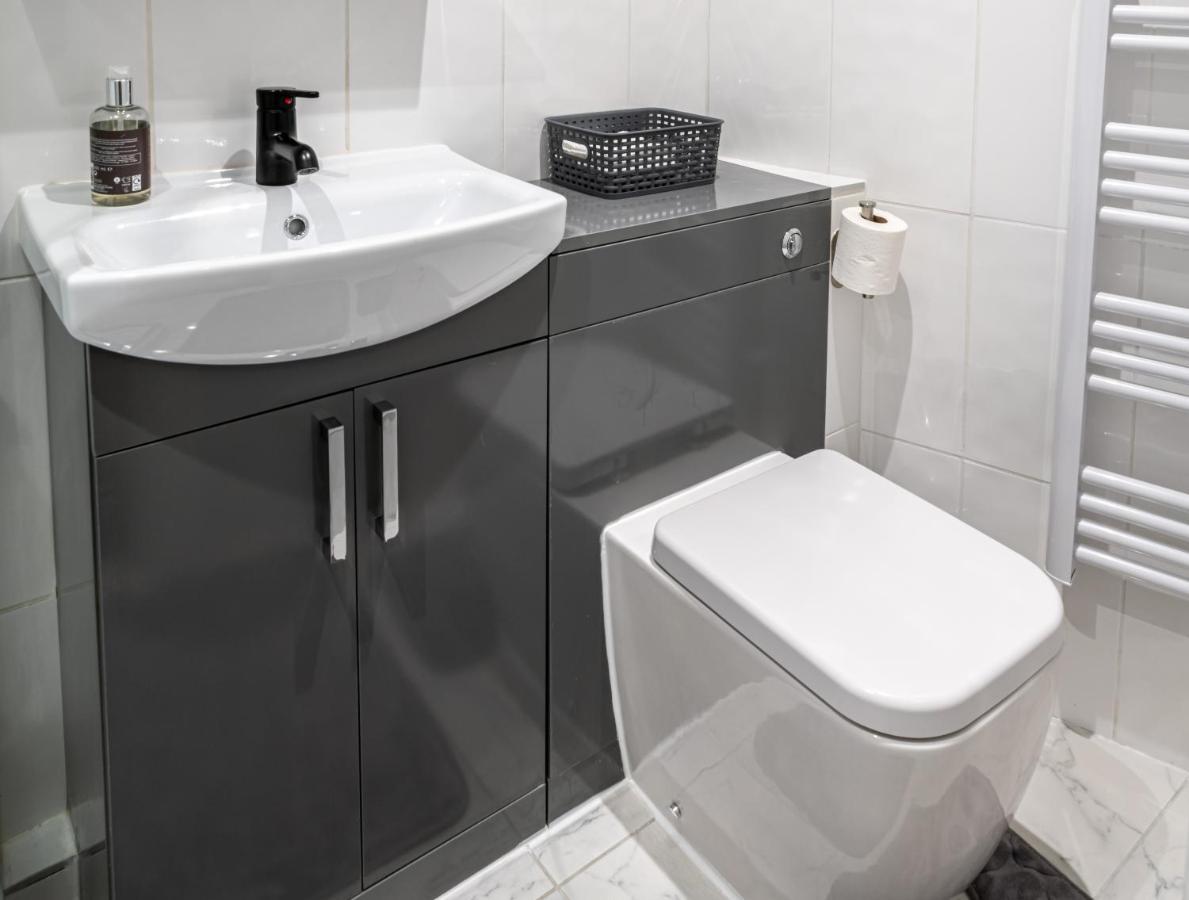 Luxury One Bedroom Guesthouse M6, Junction 10 Walsall Willenhall Kültér fotó